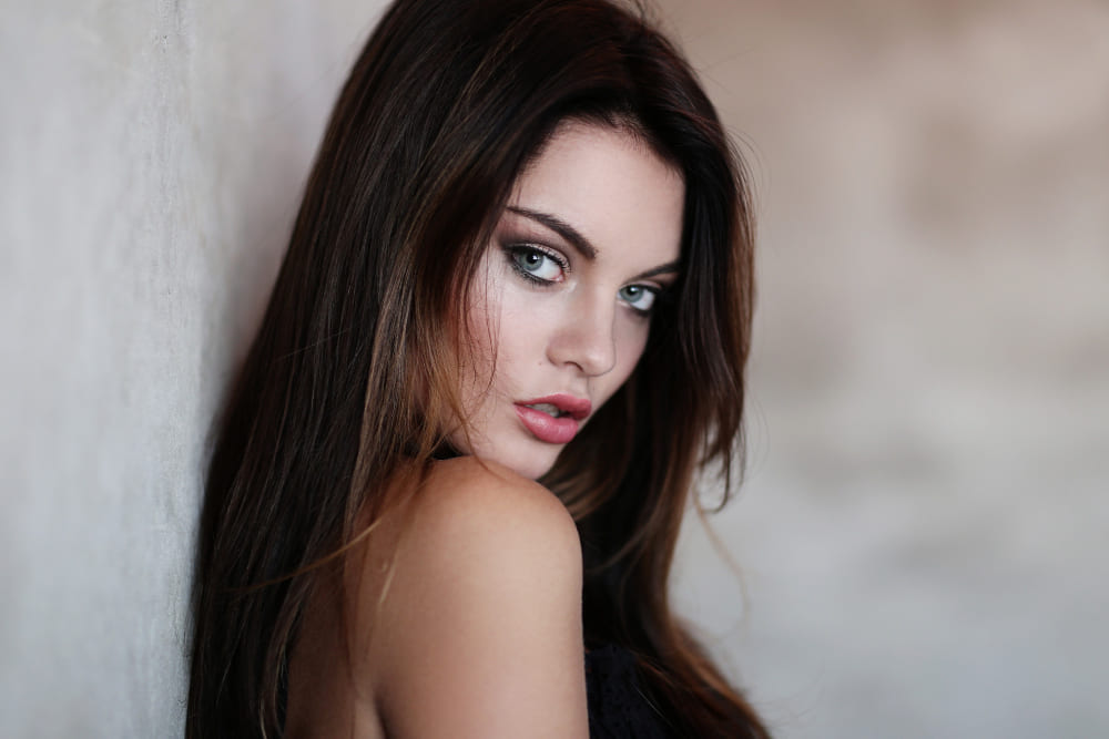 Sexy brunette escort